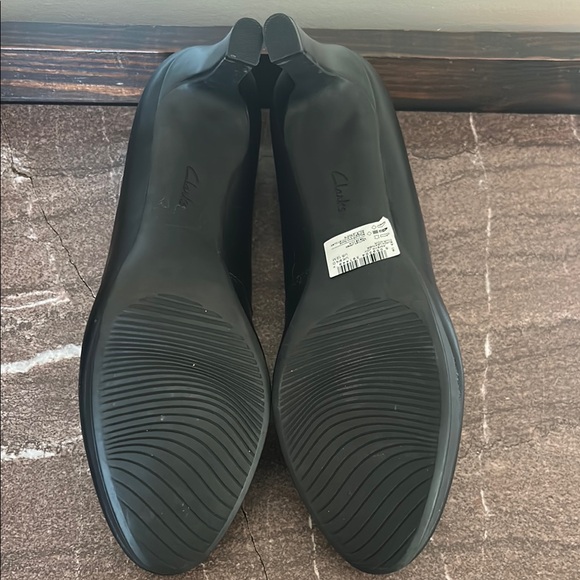 Clarks Women's Black Pumps - Picture 4 of 7